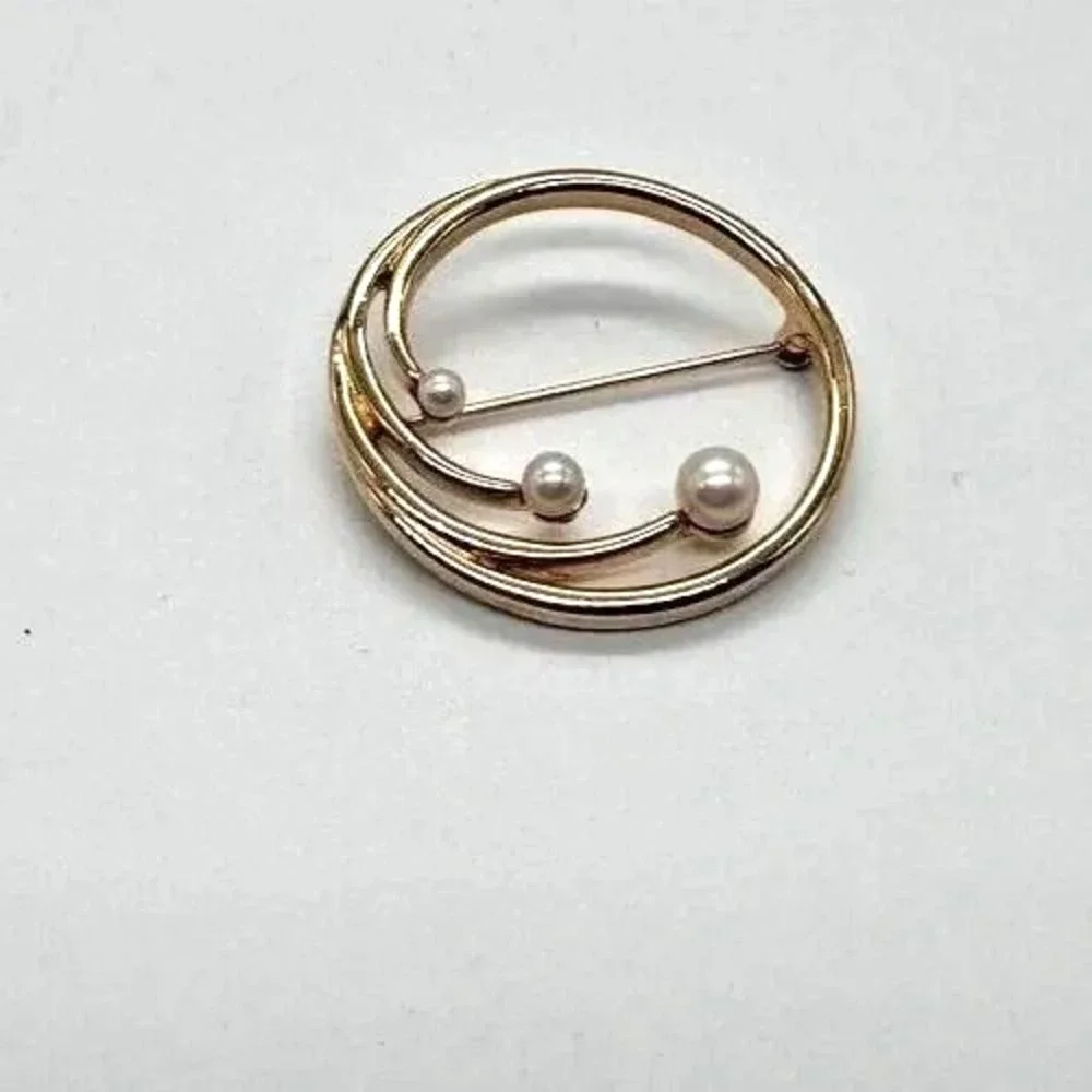 Vintage Monet Gold Tone Circle Brooch Pin Faux Pearl Modernist Design‎ Jewelry